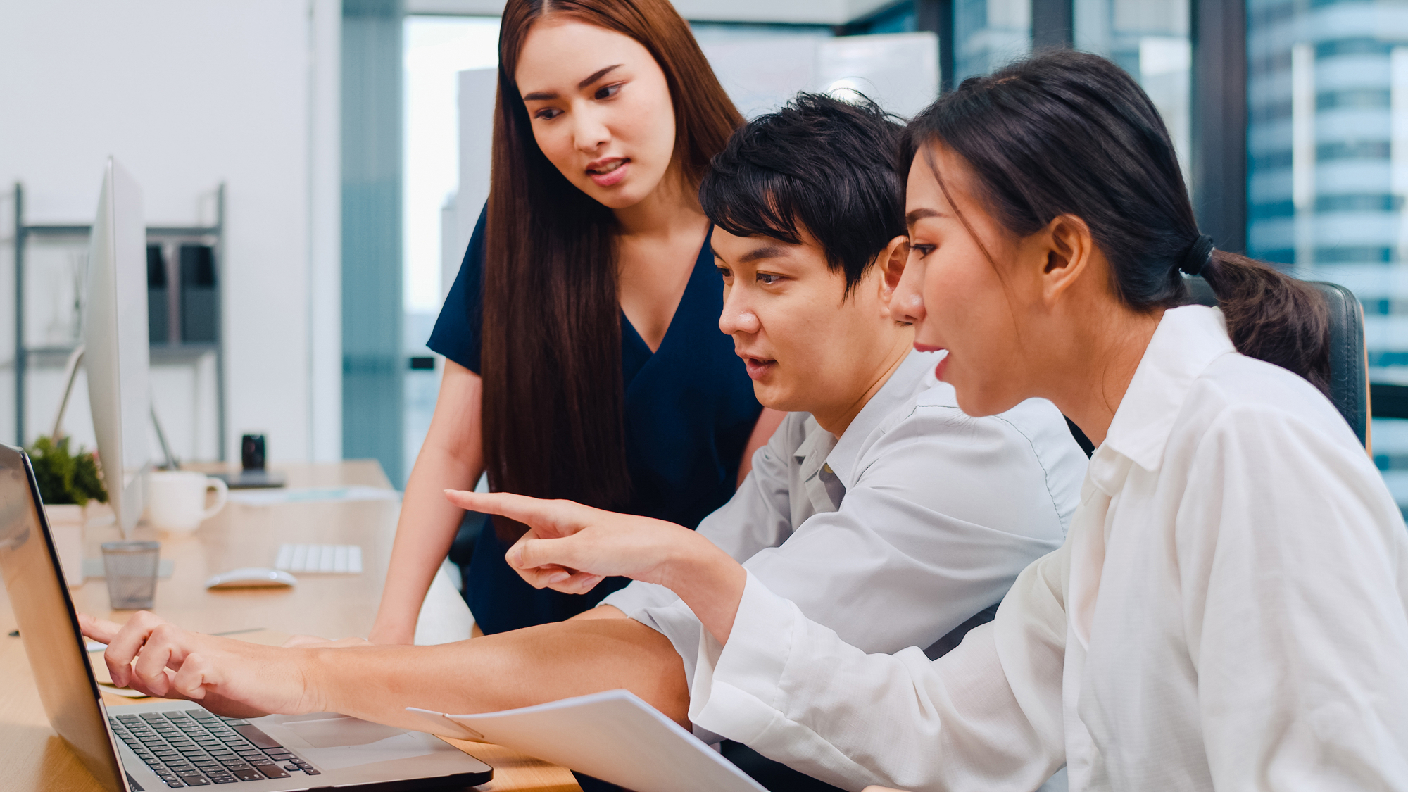 collaborative-process-multicultural-businesspeople-using-laptop-presentation-communication-meeting-brainstorming-ideas-about-project-colleagues-working-plan-success-strategy-modern-office